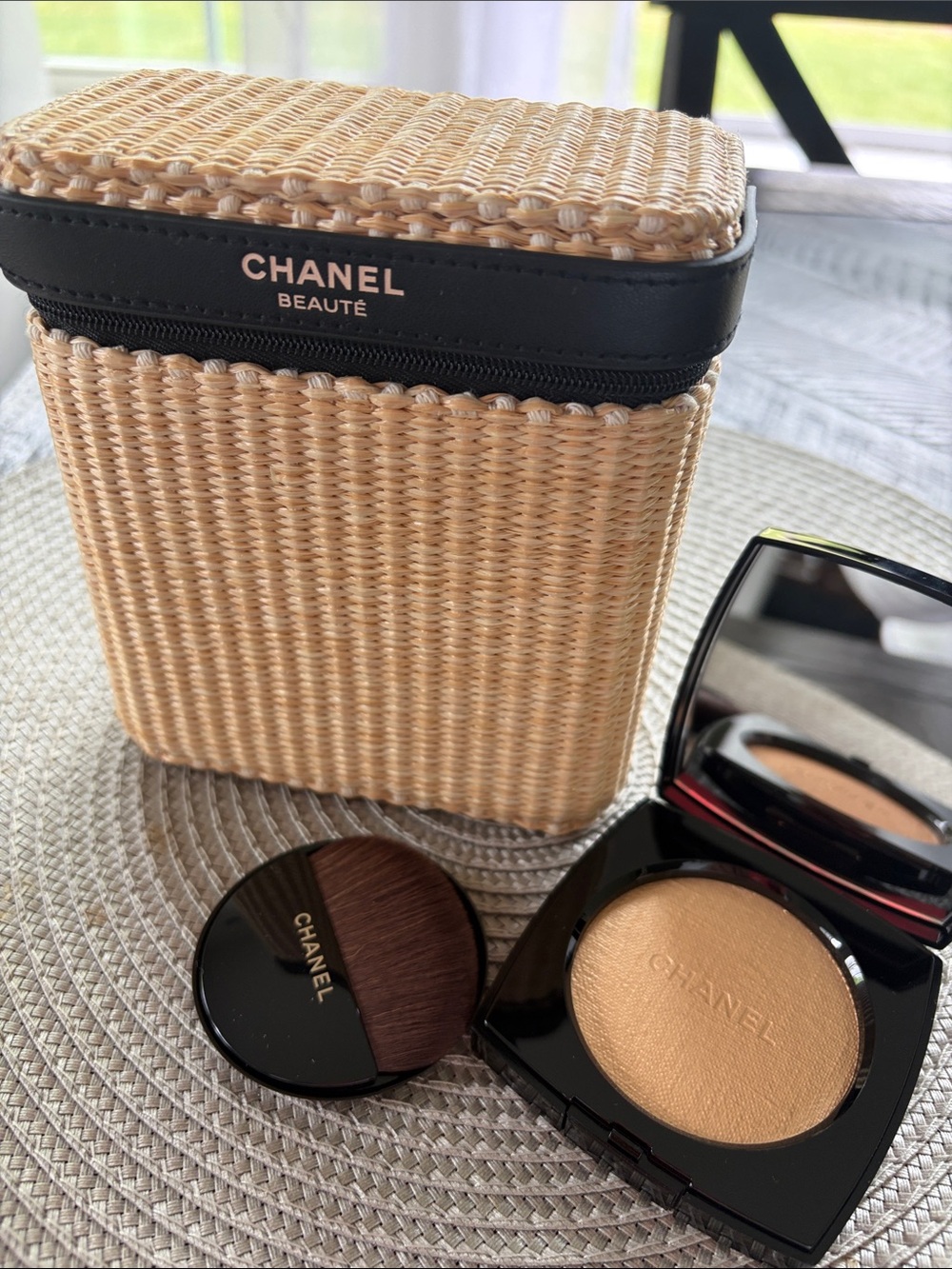 LES BEIGES
Summer Essentials Chanel
Basket & highlighting powder ONLY
